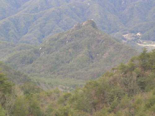 三倉岳灯籠岩付近から冠岳を望む