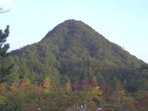 広島紅葉カントリークラブのクラブハウス付近から見た丸子山