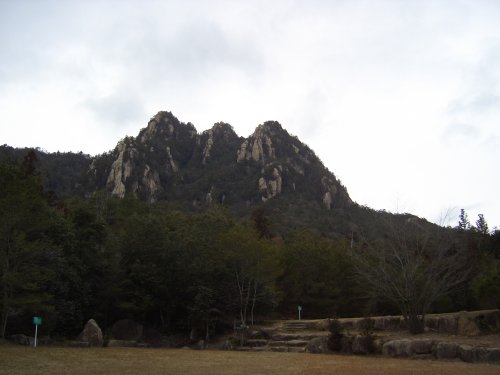 三倉岳休憩所付近から見た三倉岳