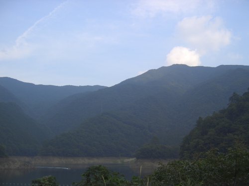 県道吉和戸河内線(立岩ダム湖の湖畔)から見た立岩山・市間山