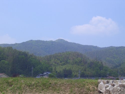 津田地区の県道本多田佐伯線から見た矢生山
